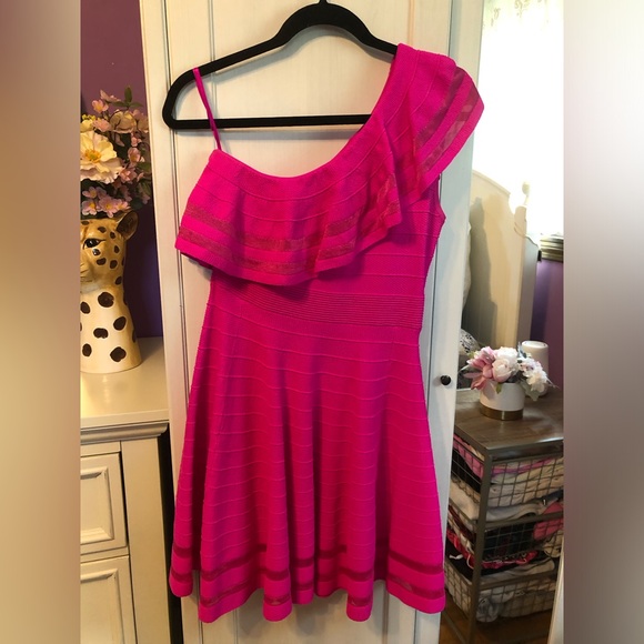Ted Baker One Shoulder Pink Skater Dress. Size 2. Worn twice. Good condition. - Picture 9 of 11